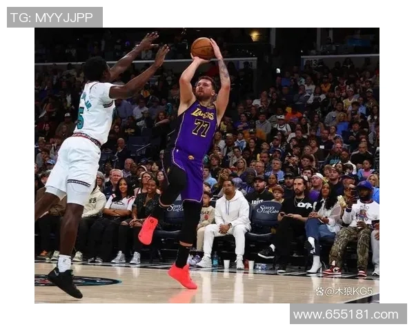 热火与湖人激战NBA赛场谁能在季后赛中笑到最后